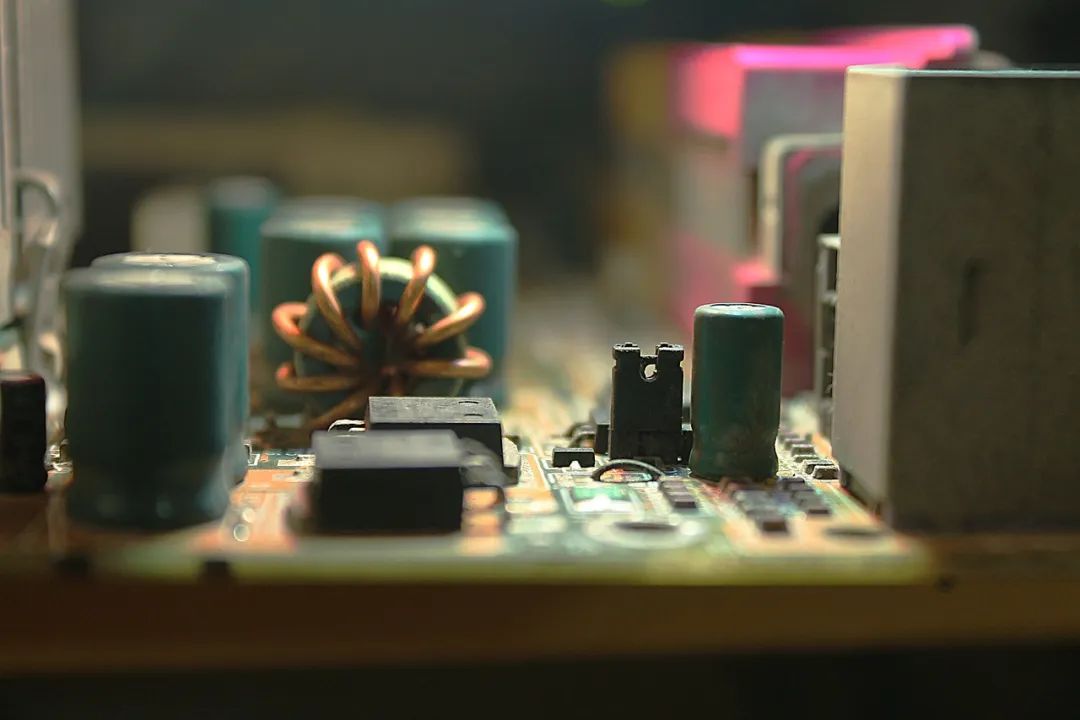 How to Stabilize Waveform Signals from Two Different Signal Sources on an Oscilloscope?