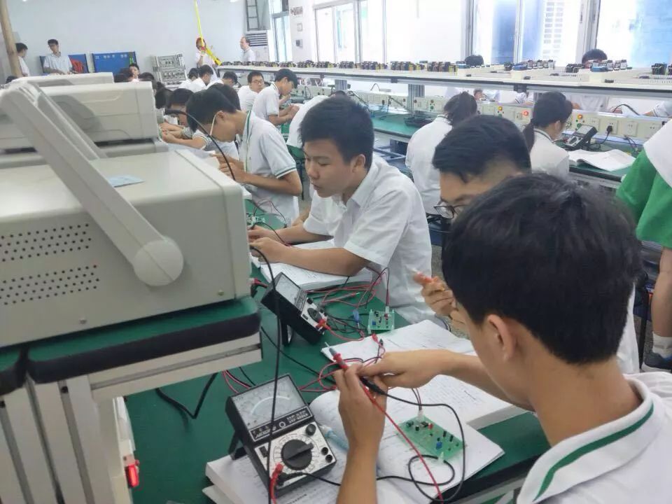 How Students Create Circuits with Heart