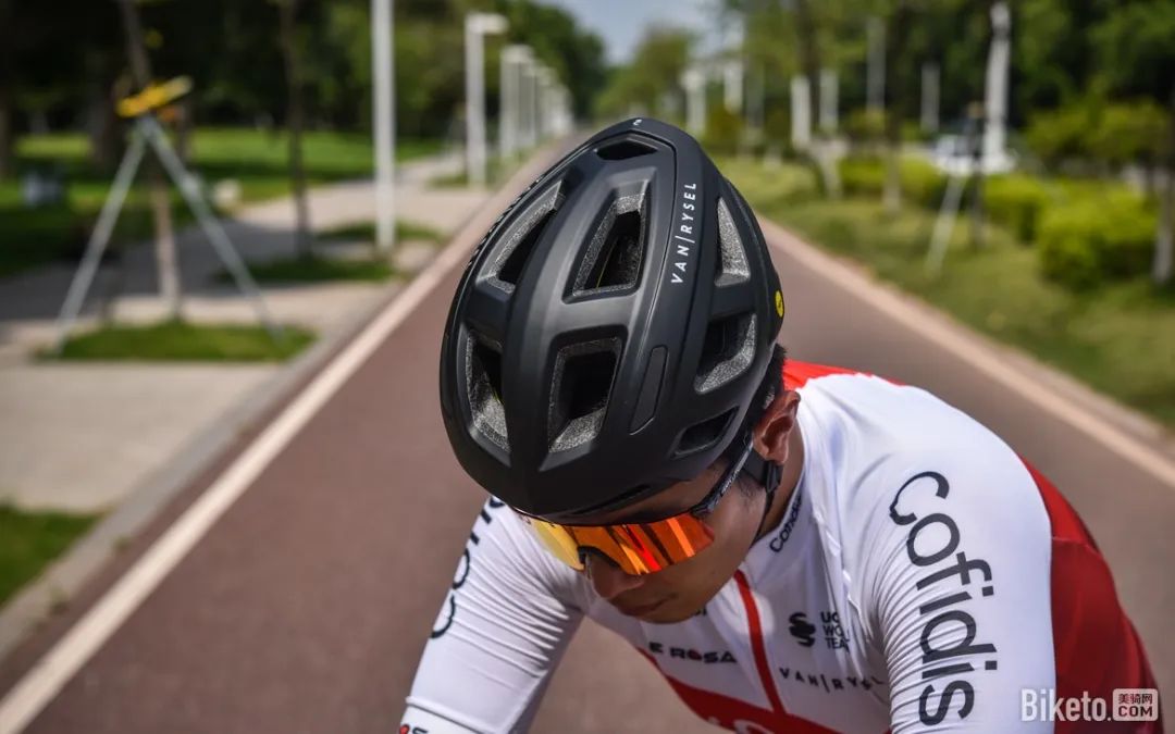 VAN RYSEL 500 MIPS Helmet Review: High Cost-Performance