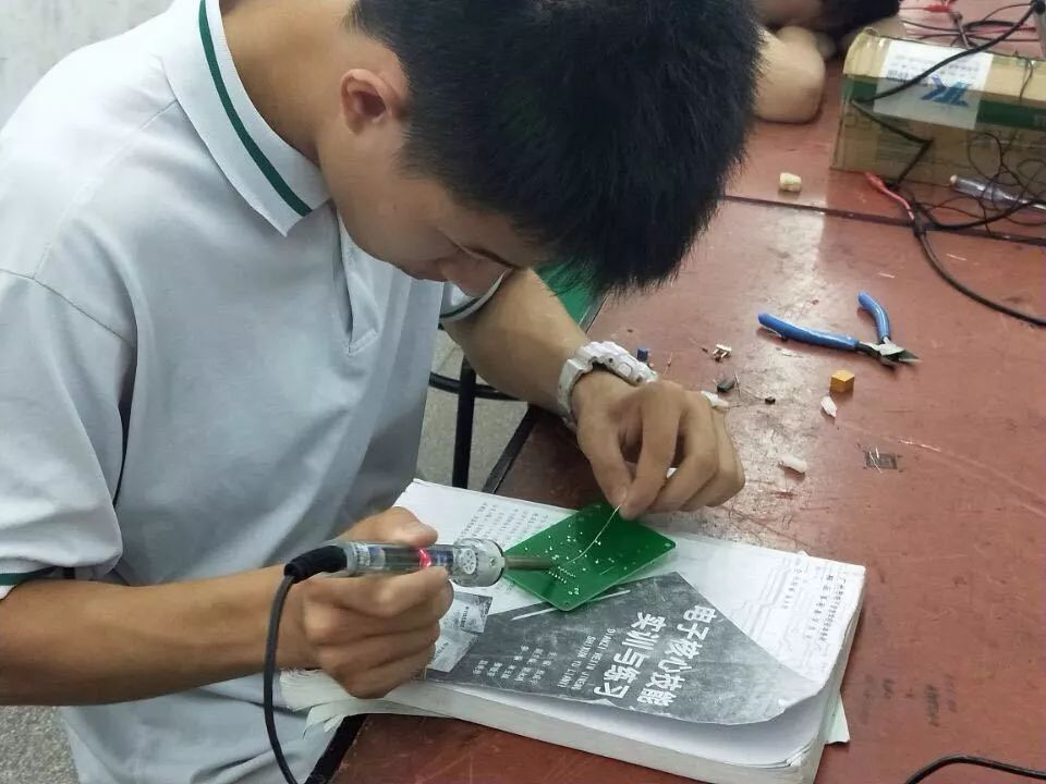How Students Create Circuits with Heart