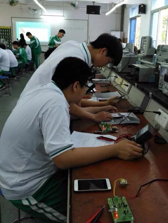 How Students Create Circuits with Heart