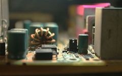 How to Stabilize Waveform Signals from Two Different Signal Sources on an Oscilloscope?