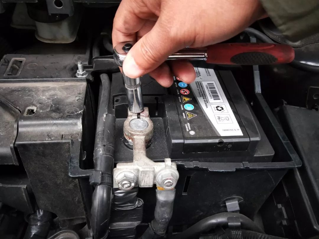 How to Use a Multimeter to Detect Car Battery Leakage