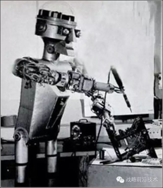 The Development History of Artificial Intelligence: From 'Robot' to 'Human-Machine'