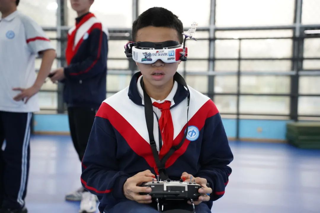 Homemade Drone Successfully Takes Flight! A High School Student's Sudden Inspiration Creates the 'Dreamer'