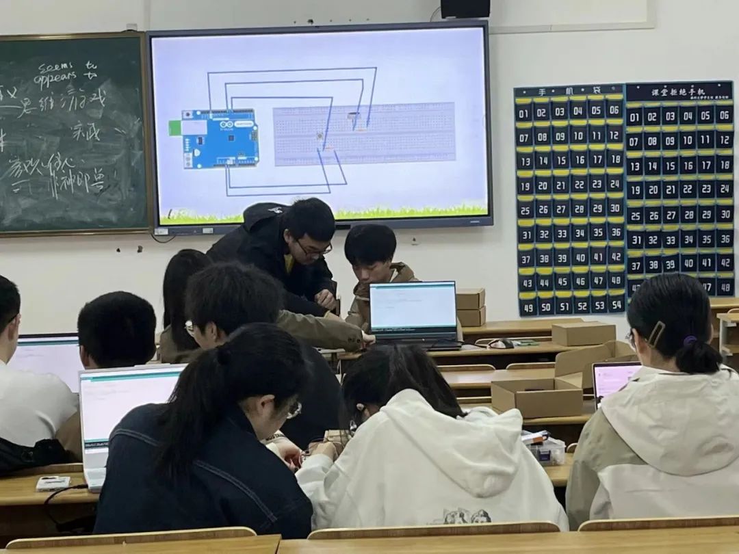 Learning Arduino Course at Smart Robot Club