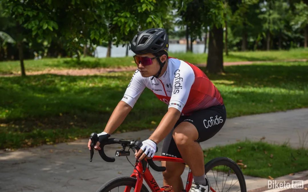 VAN RYSEL 500 MIPS Helmet Review: High Cost-Performance