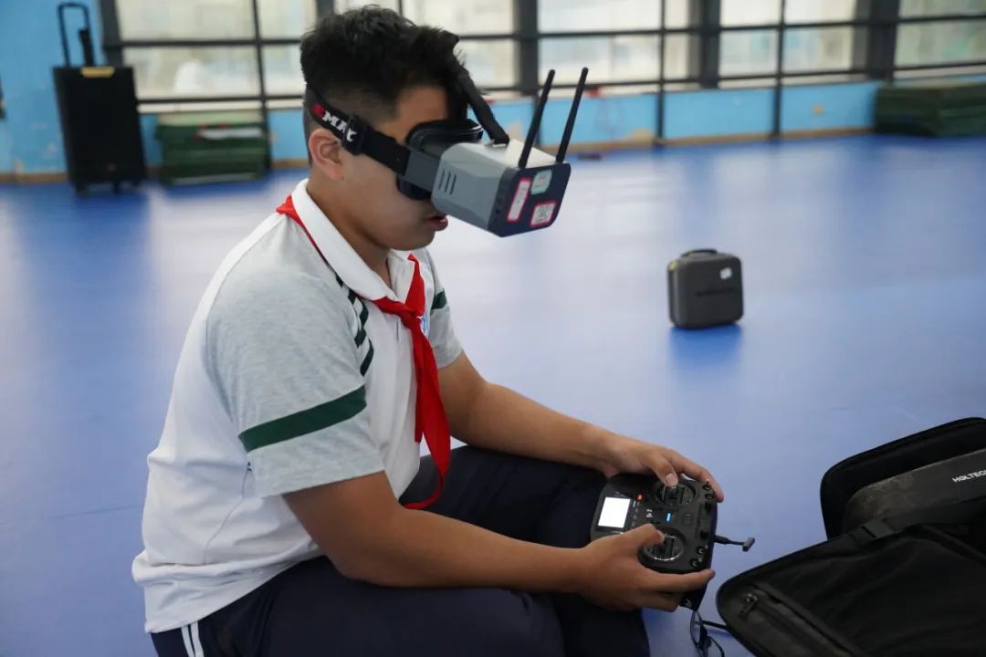 Homemade Drone Successfully Takes Flight! A High School Student's Sudden Inspiration Creates the 'Dreamer'