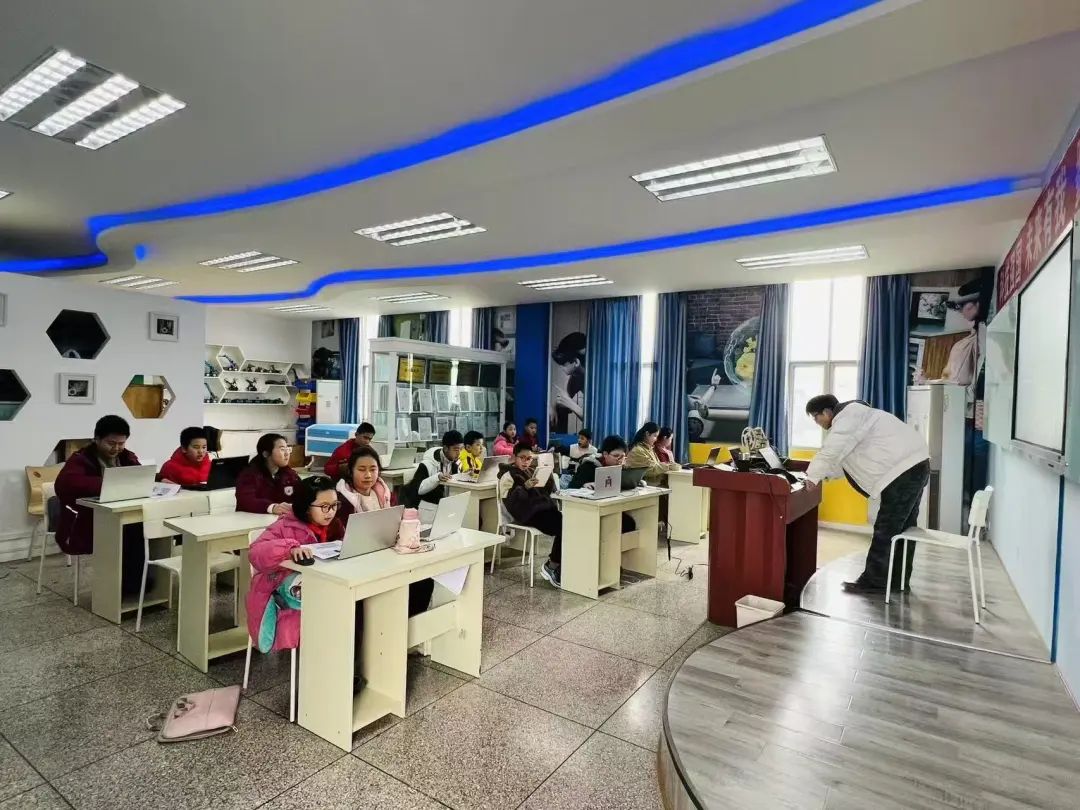 The 'Banshan Smart Box' Initiates an AI Journey, Transforming Kids into AI Experts