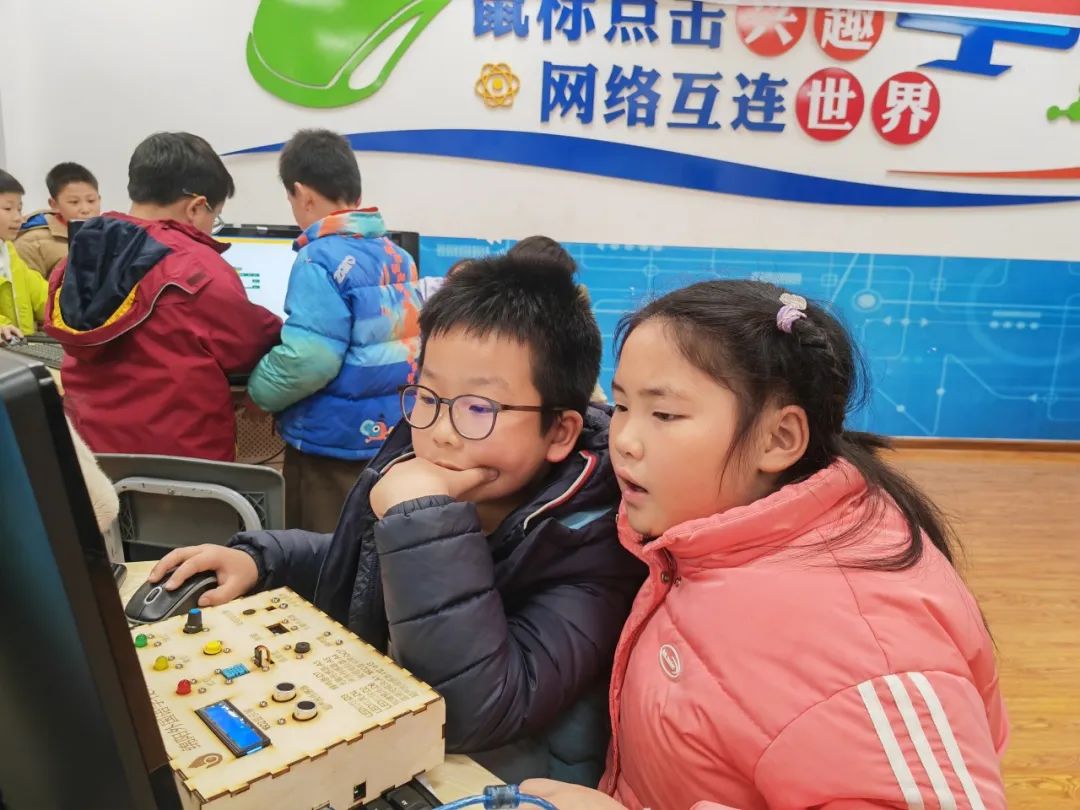 The 'Banshan Smart Box' Initiates an AI Journey, Transforming Kids into AI Experts