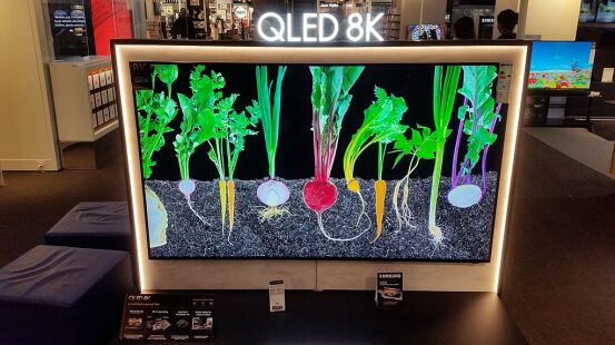 Understanding High-Tech Displays: E-Paper and Glasses-Free 3D Technology