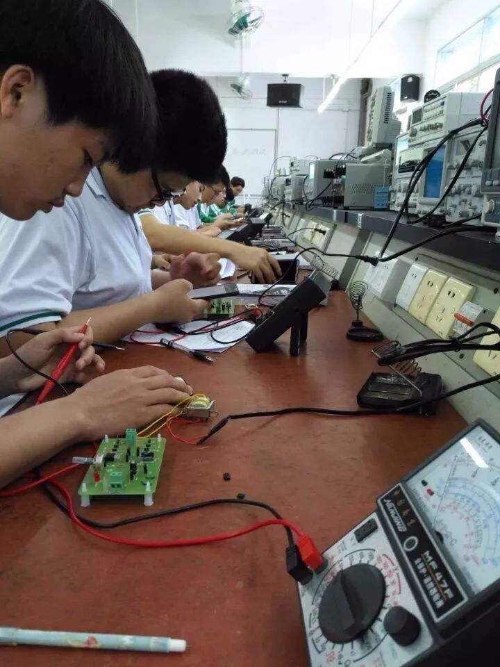 How Students Create Circuits with Heart
