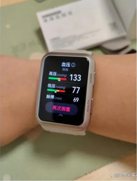How Smartwatches Conduct Health Monitoring