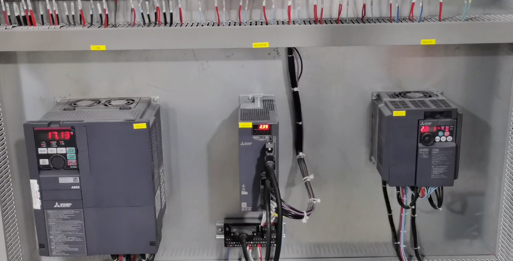 How Many Signals Are Used for PLC Servo Control?