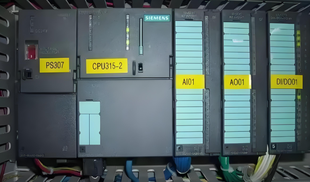 The Technical Battle Between PLCs and Microcontrollers: Unveiling the True Face of Industrial Controllers