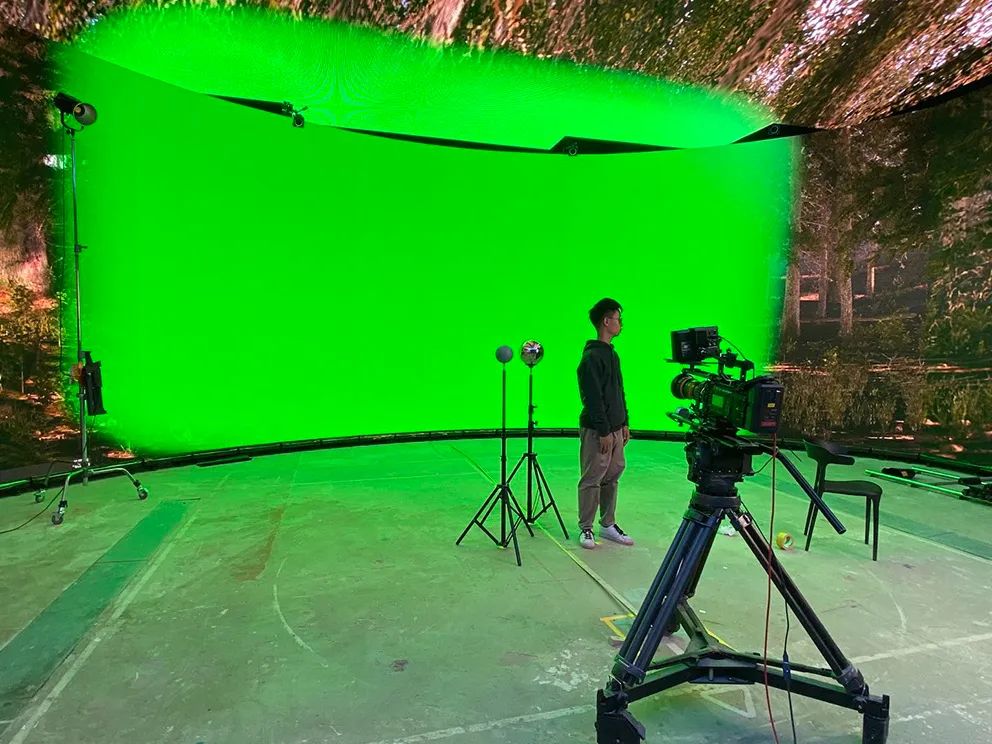 LED Virtual Real-Time Green Screen Deformation Method Based on Depth Images
