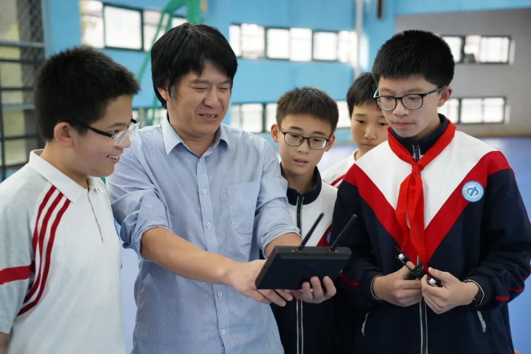 Homemade Drone Successfully Takes Flight! A High School Student's Sudden Inspiration Creates the 'Dreamer'