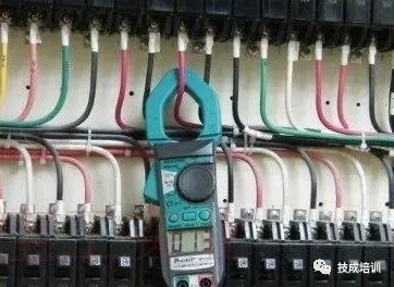 Clamp Multimeter Usage: Measuring Voltage, Current, and Resistance