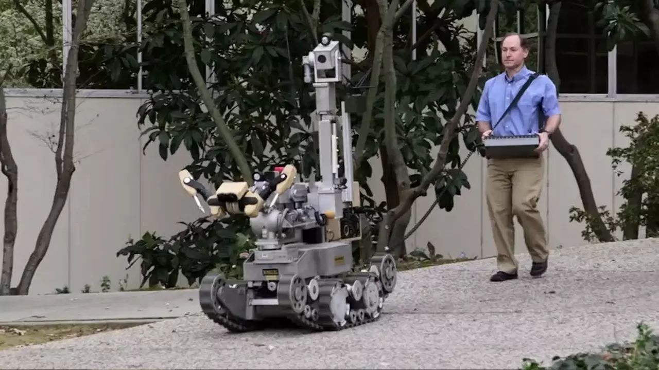 Stanford Develops Bomb Disposal Robot, VR Controller Becomes the Highlight