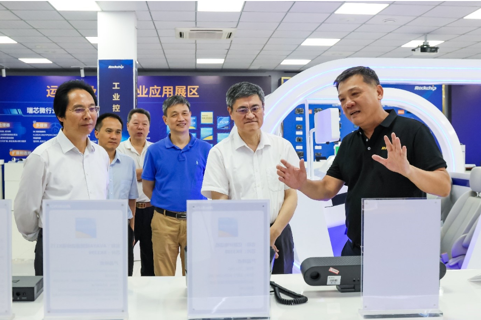 Visit of Dean Dai Daoxin and Alumni to Fuzhou Enterprises