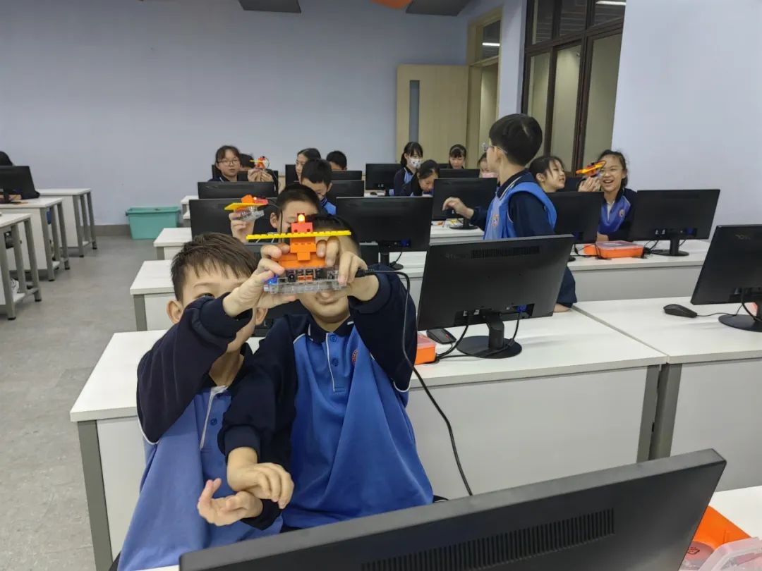 Empowering the Future: Desheng Classroom Begins an Innovative Journey