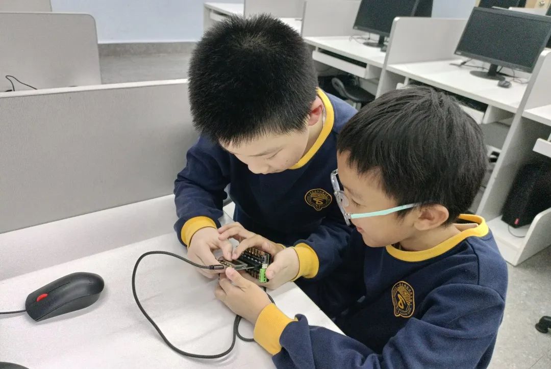 Empowering the Future: Desheng Classroom Begins an Innovative Journey