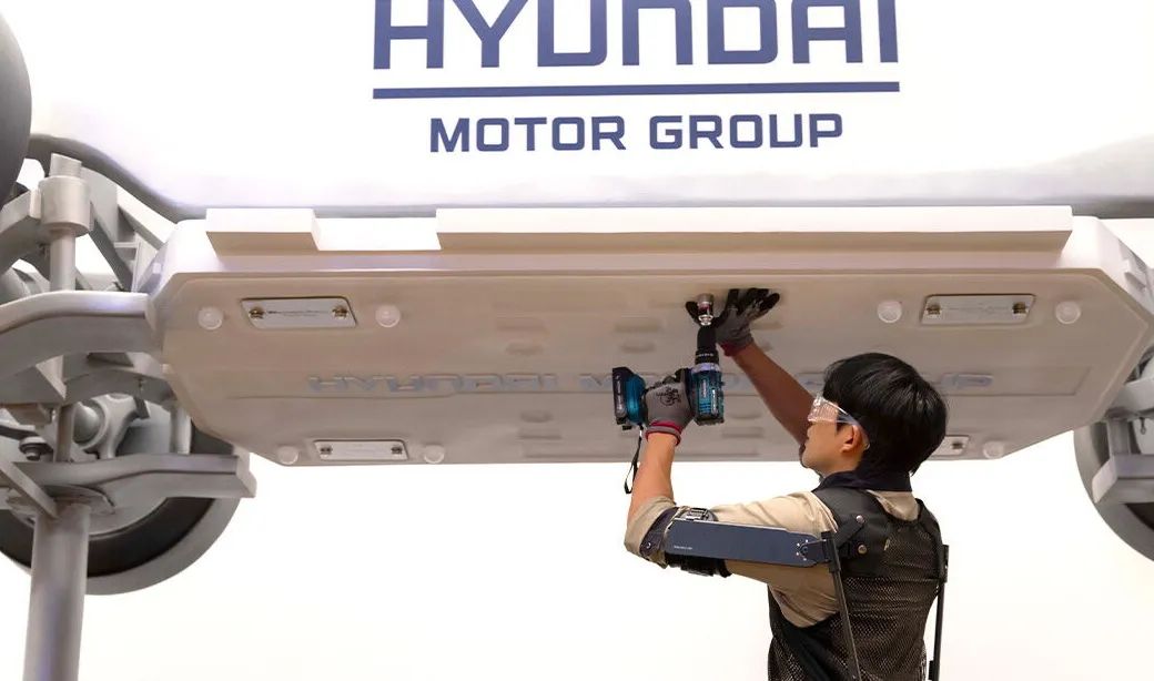 Hyundai Unveils Carbon-Based Composite Mechanical Exoskeleton X-ble Shoulder