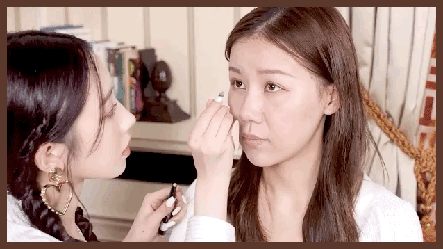 Meng Meiqi Helps Me with Girl Group C Position Makeup, Resulting in Her Laughing Until Cramping?