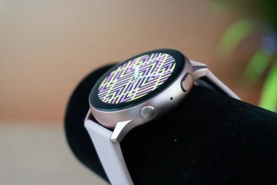 The New Contender in the Smartwatch Arena: How It Challenges the Giants