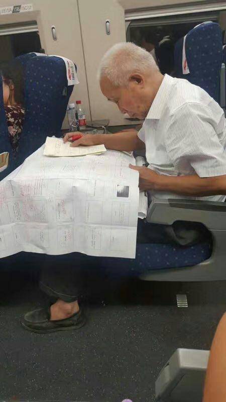 Remember the Internet Celebrity Academician of High-Speed Rail? Recently, His Desk Shocked Me Again...