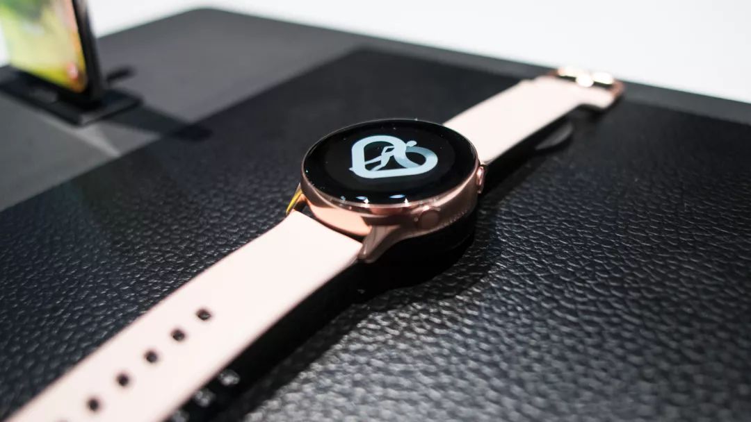 The New Contender in the Smartwatch Arena: How It Challenges the Giants