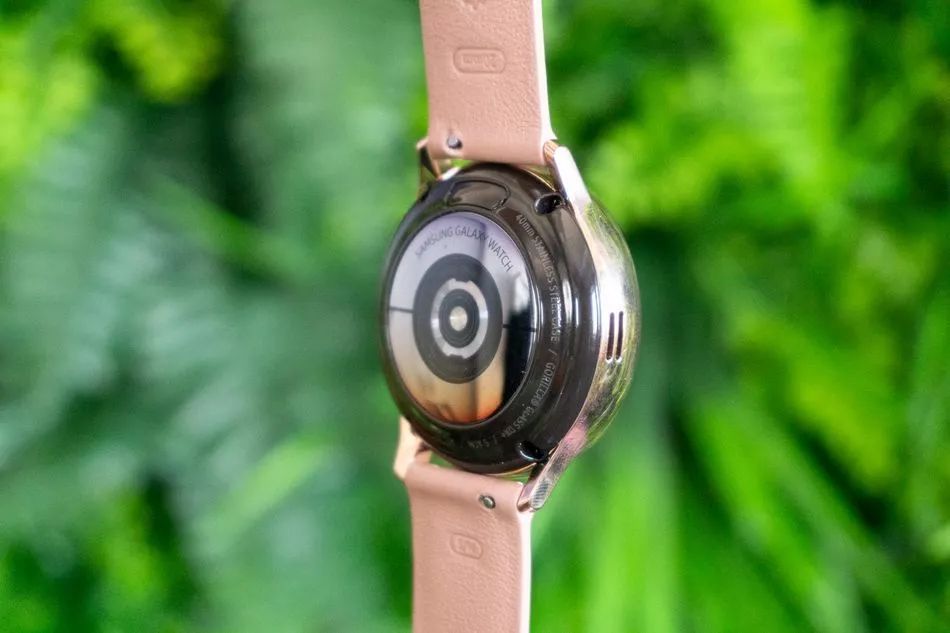 The New Contender in the Smartwatch Arena: How It Challenges the Giants