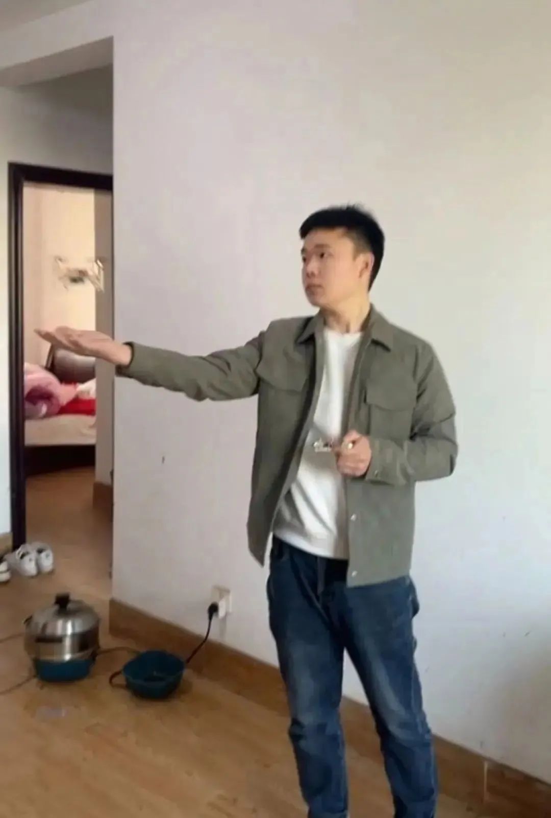 Post-95s Young Man Creates Affordable Drone Using Chopsticks!