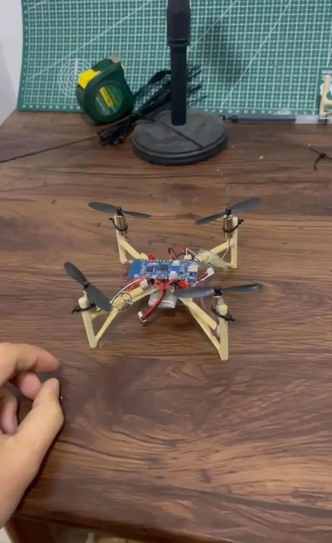 Post-95s Young Man Creates Affordable Drone Using Chopsticks!