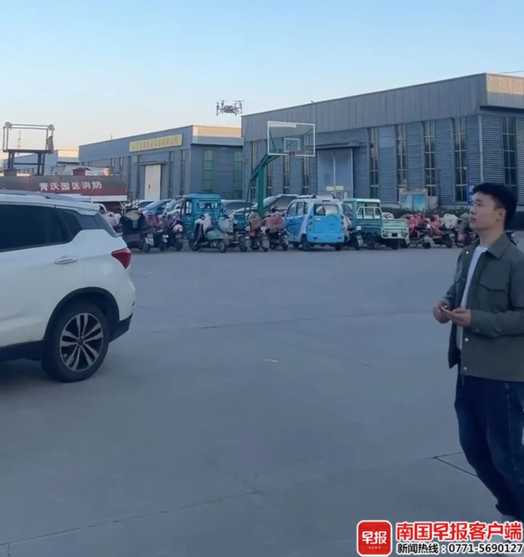 Young Innovator Creates Affordable Drone Using Chopsticks, Receives 130,000 Likes!