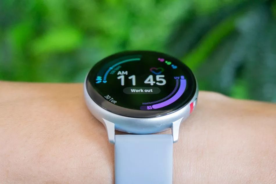 The New Contender in the Smartwatch Arena: How It Challenges the Giants