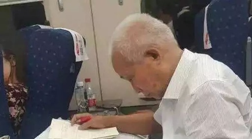 Remember the Internet Celebrity Academician of High-Speed Rail? Recently, His Desk Shocked Me Again...