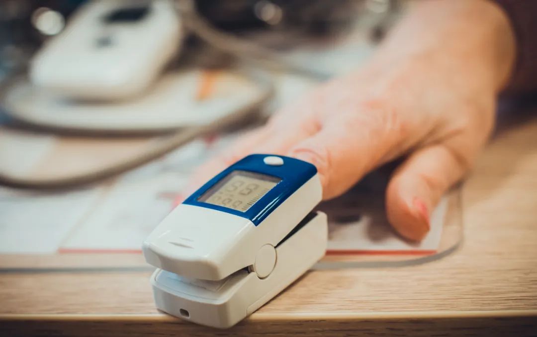 Can Smartwatches Serve as an Alternative to Pulse Oximeters?