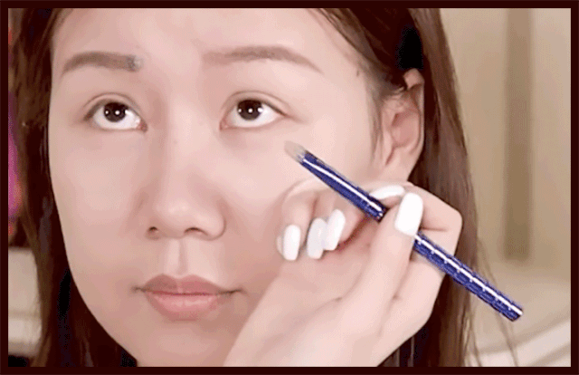 Meng Meiqi Helps Me with Girl Group C Position Makeup, Resulting in Her Laughing Until Cramping?
