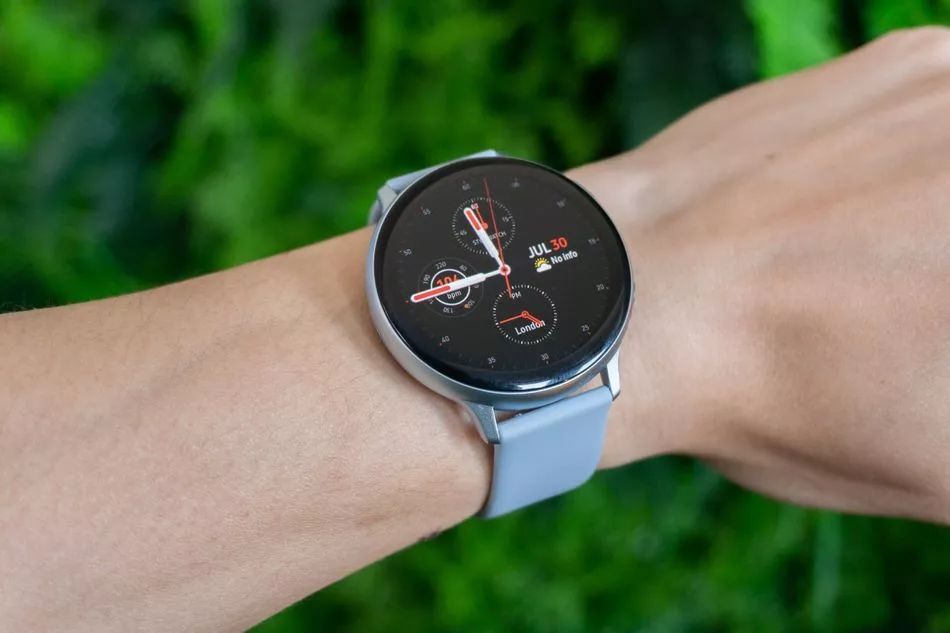The New Contender in the Smartwatch Arena: How It Challenges the Giants