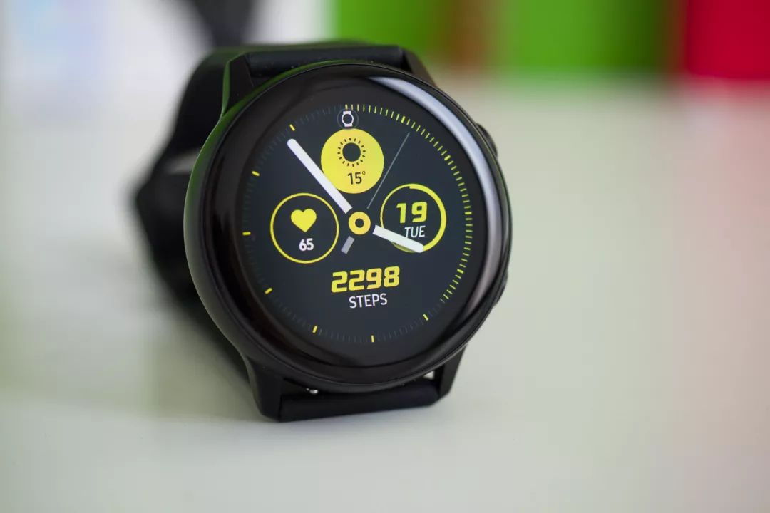 The New Contender in the Smartwatch Arena: How It Challenges the Giants
