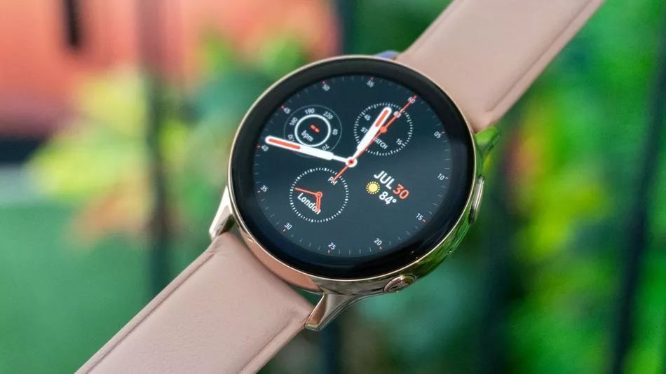 The New Contender in the Smartwatch Arena: How It Challenges the Giants