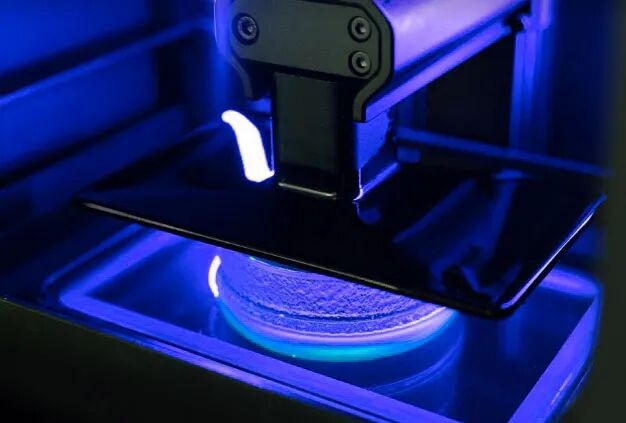 A New Gel-Based Metal 3D Printing Technology: Achieving 10um Level Feature Manufacturing