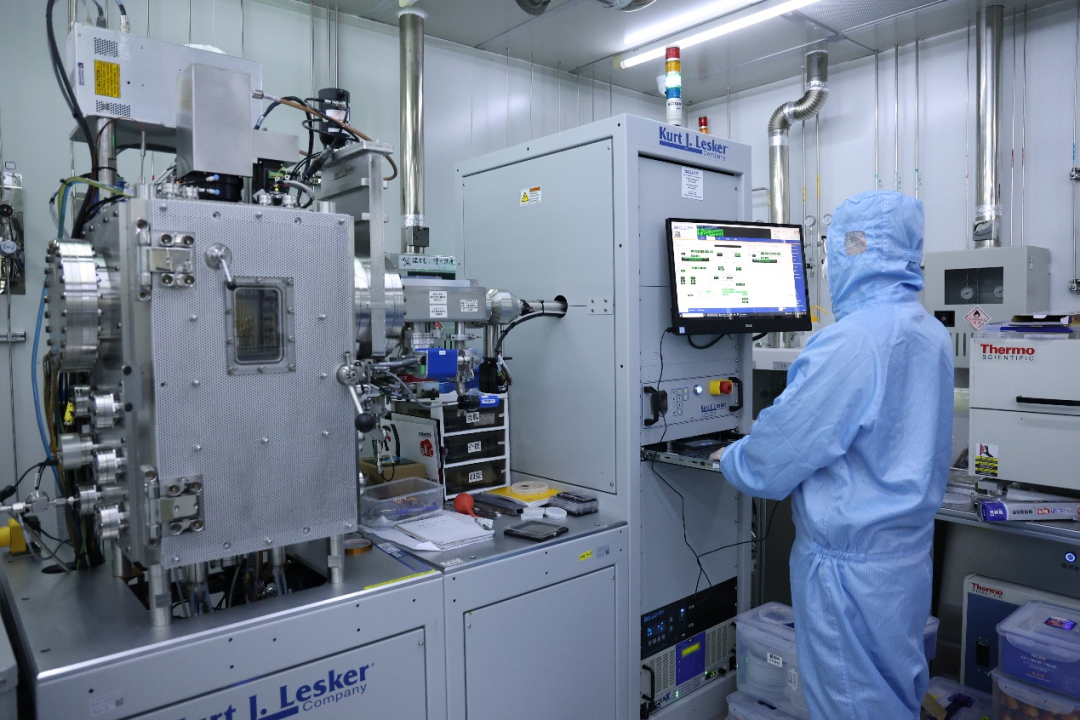 Global Debut! Fudan Team Develops Two-Dimensional Semiconductor Chip "Wuji"