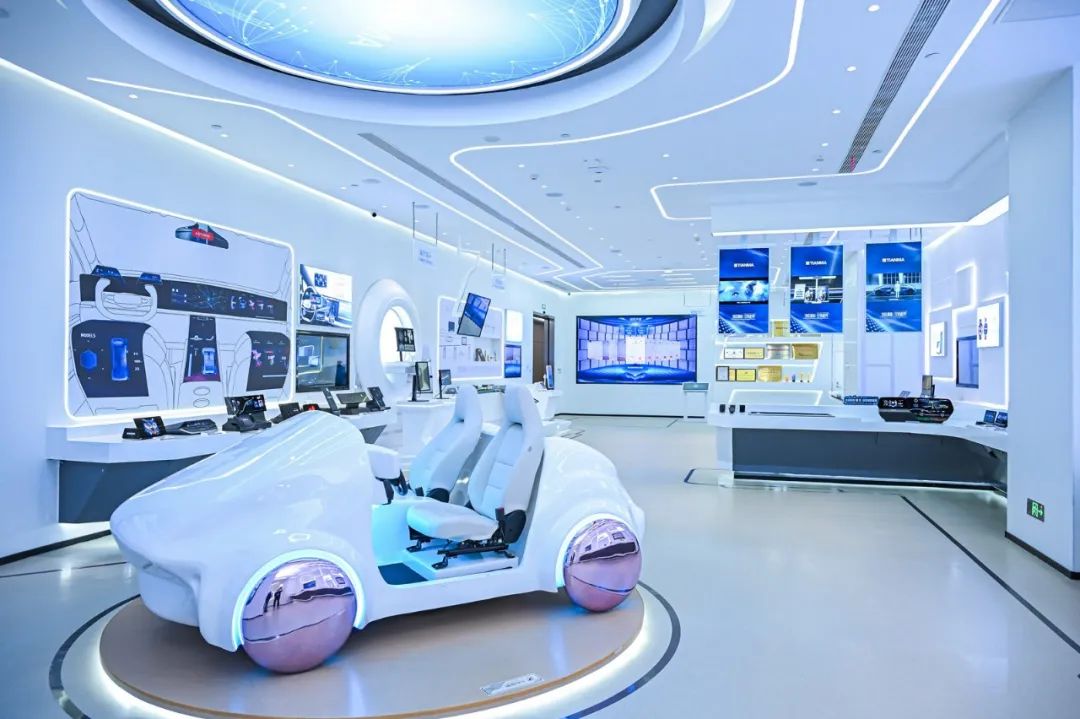 From the 'World's Narrowest Four-Sided Screen': How Tianma Restructures the Value Coordinates of the Display Ecosystem