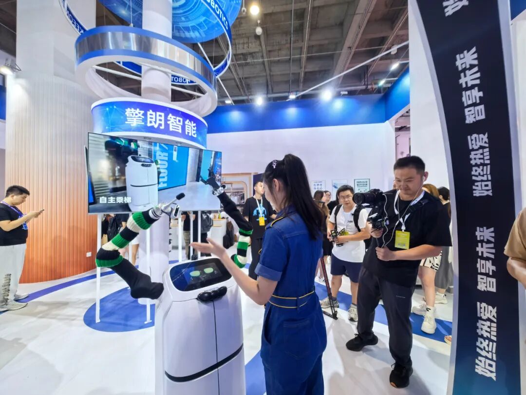 The Competition of Humanoid Robots in the Second Half: Who Owns the Scenarios and Data Defines "Embodied Commercial Intelligence"
