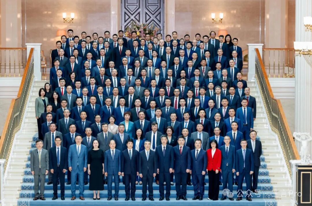 Once Again, Ren Zhengfei Does Not Stand in the C Position