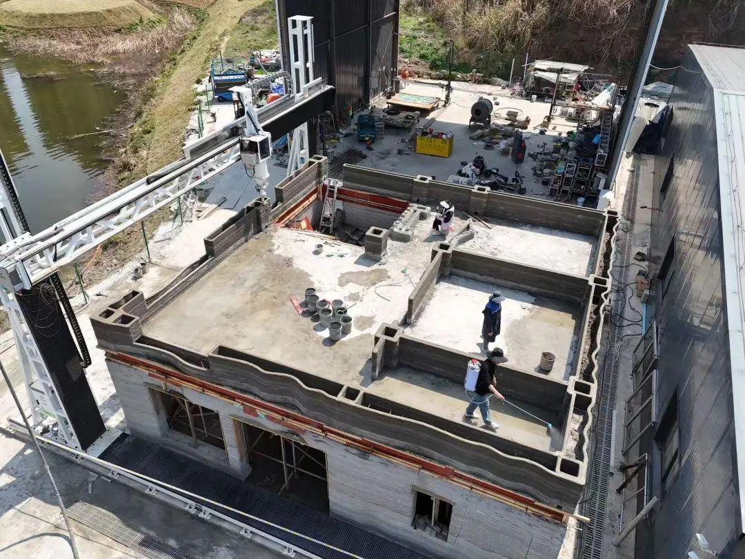 22 Days, 3 Workers: The Topping of a 3D Printed Two-Story Building!