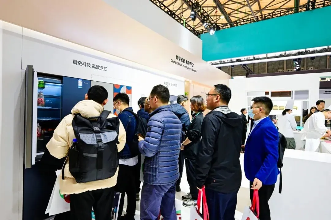 Hisense Showcases Color E-Paper Decorated Refrigerator at AWE 2024, Featuring E Ink Prism™ 3S Color E-Paper Display Supplied by Qingyue