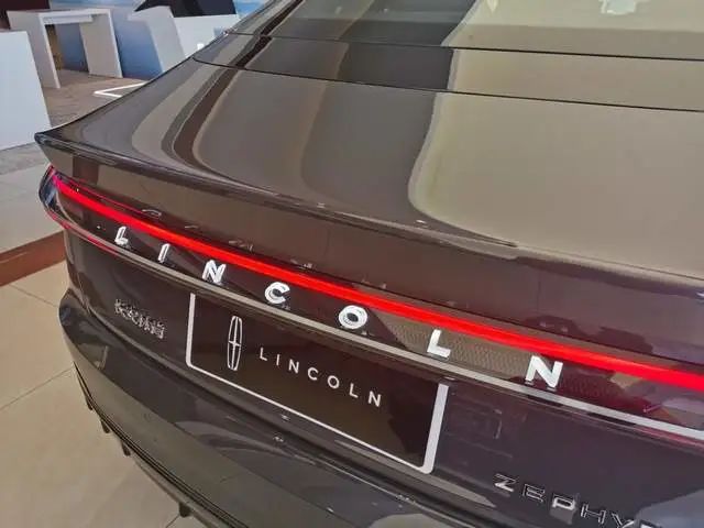 New American Luxury: A Review of the Lincoln Zephyr